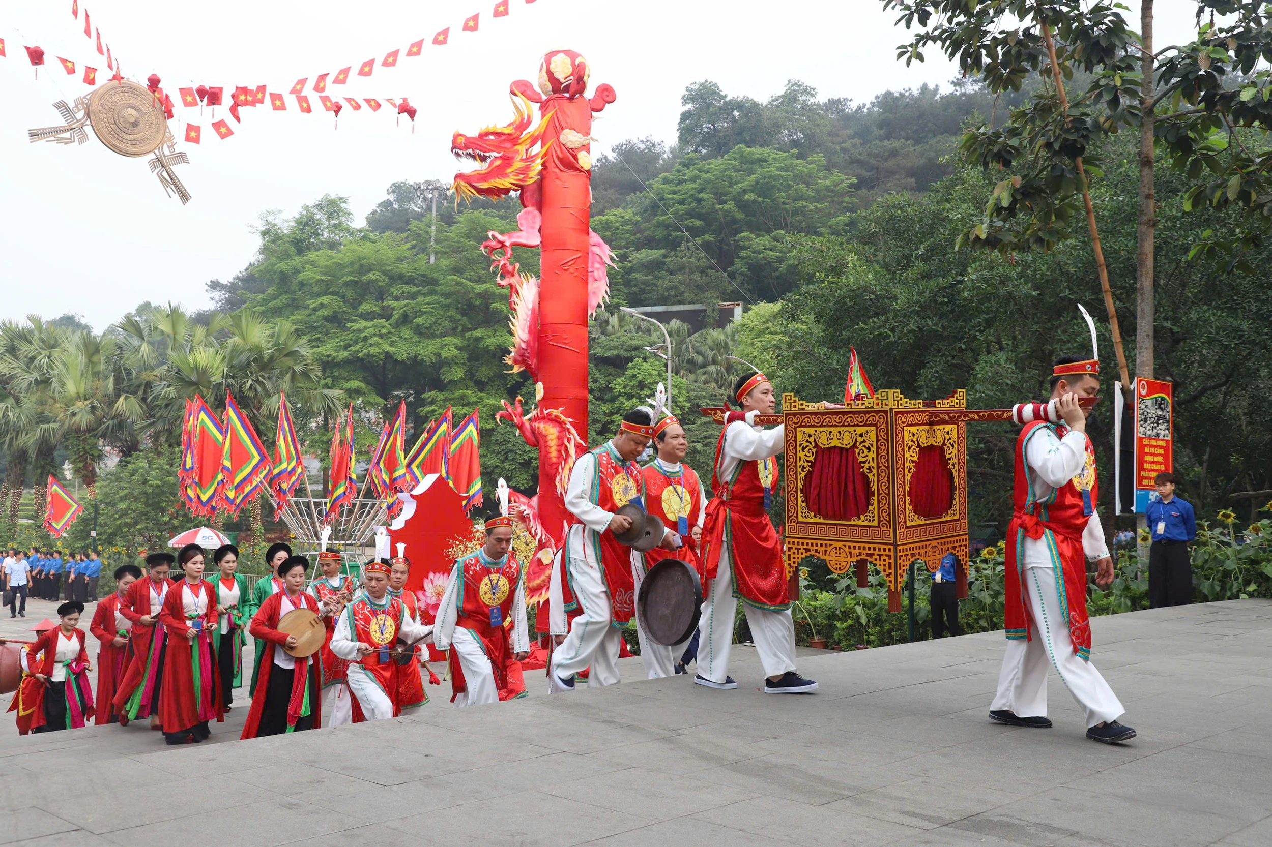 Tổng Bí thư, Chủ tịch nước dâng hương tưởng niệm các Vua Hùng