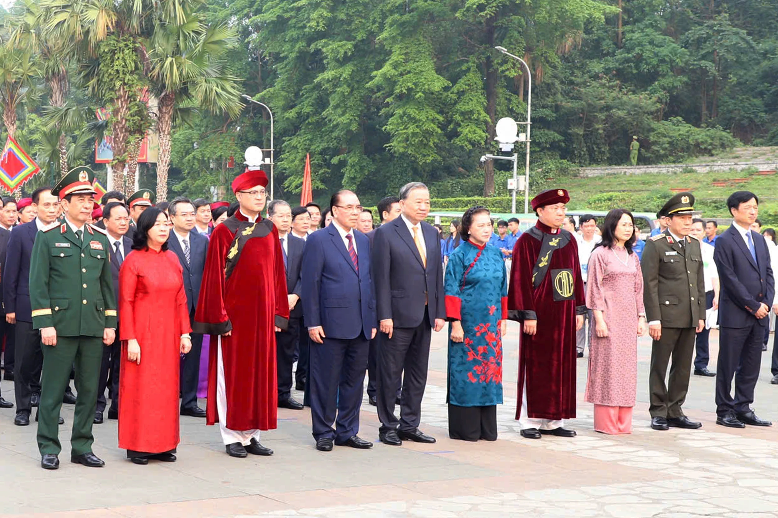 Tổng Bí thư, Chủ tịch nước dâng hương tưởng niệm các Vua Hùng