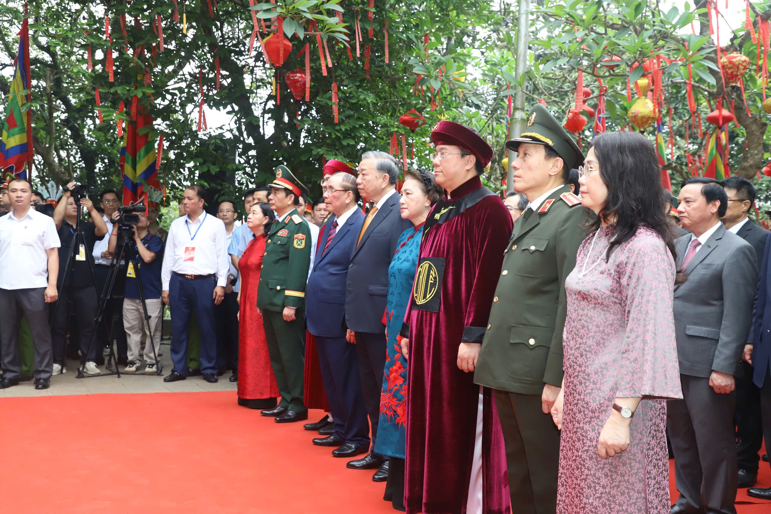 Tổng Bí thư, Chủ tịch nước dâng hương tưởng niệm các Vua Hùng