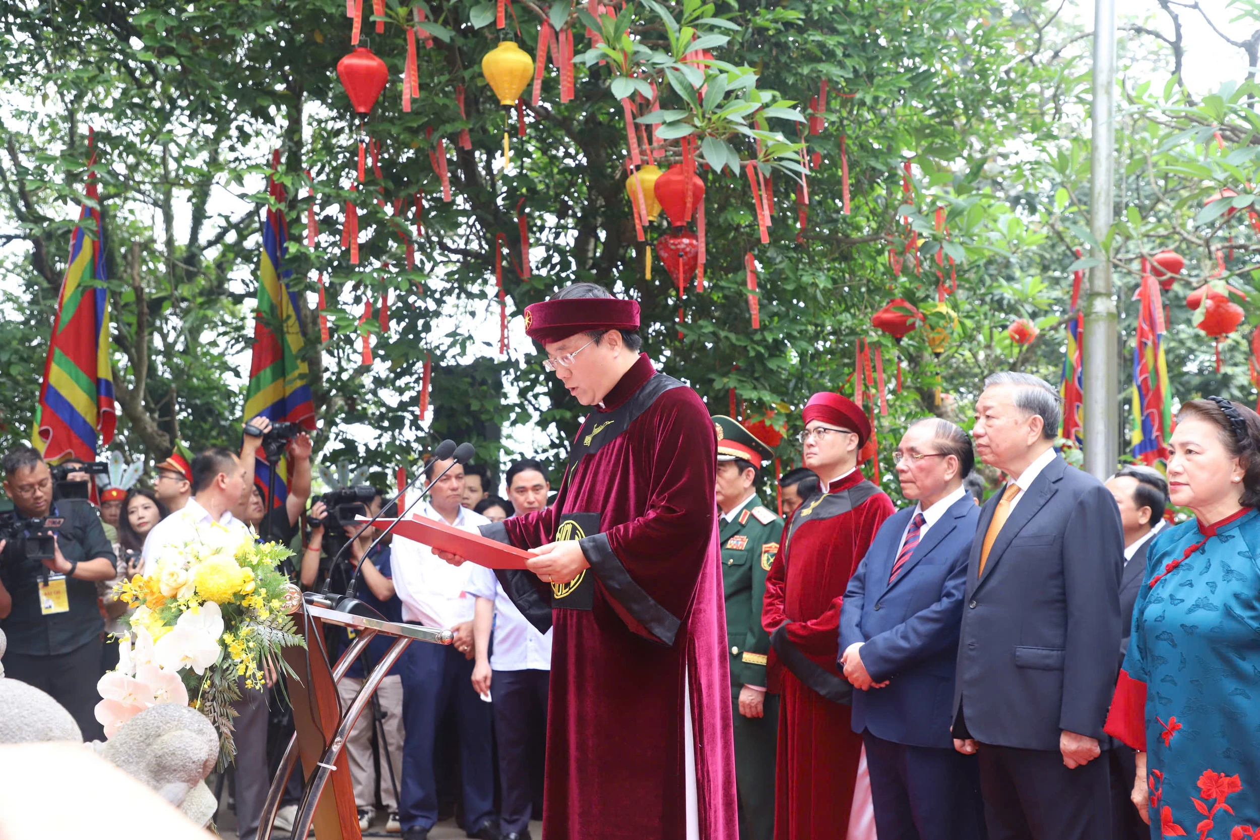 Tổng Bí thư, Chủ tịch nước dâng hương tưởng niệm các Vua Hùng