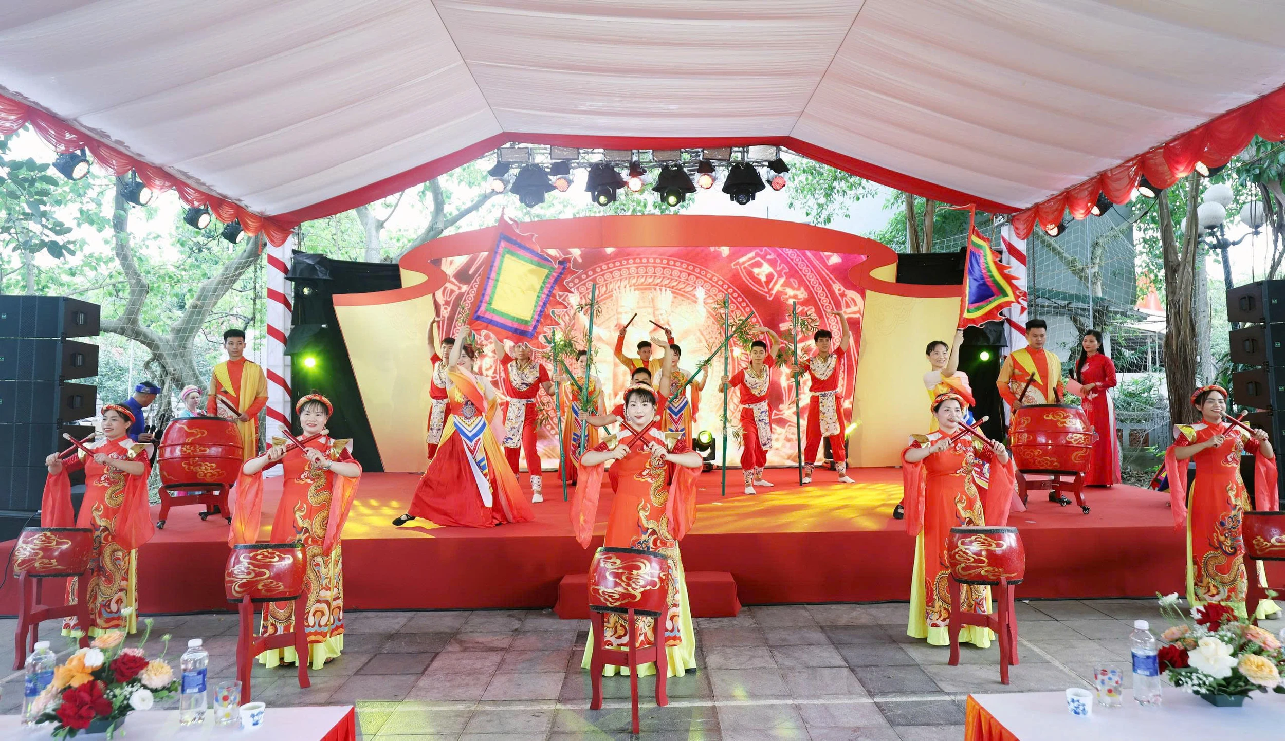 Độc đáo Lễ hội đình Hùng Lô