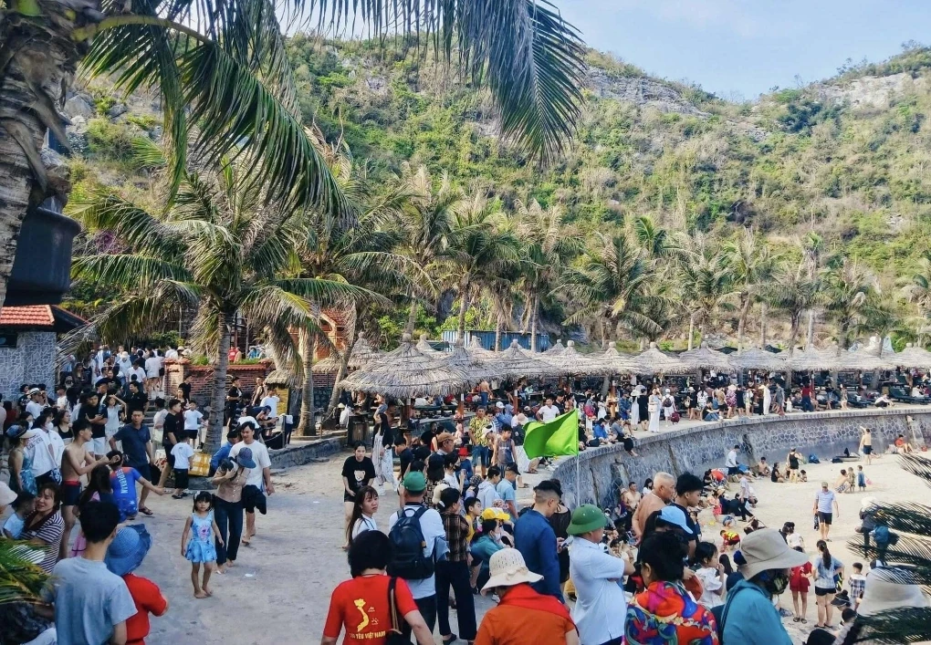 Khách đến Cát Bà “đông chưa từng thấy”