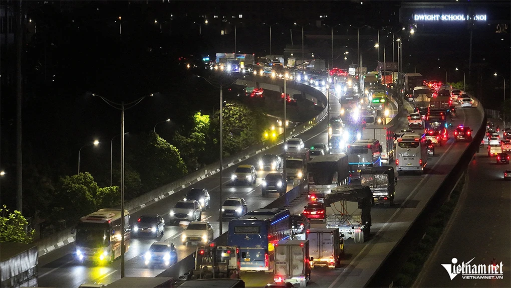 Nửa đêm, người dân về quê ‘né’ tắc đường, cửa ngõ phía Nam Hà Nội kẹt cứng