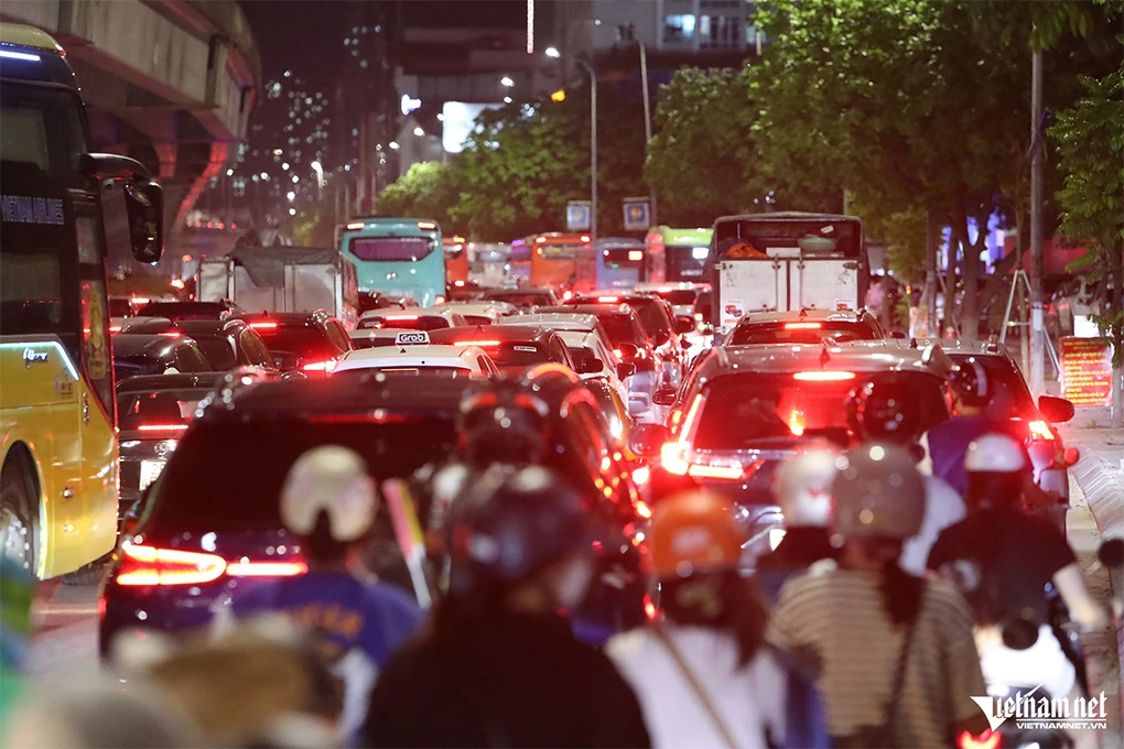 Nửa đêm, người dân về quê ‘né’ tắc đường, cửa ngõ phía Nam Hà Nội kẹt cứng