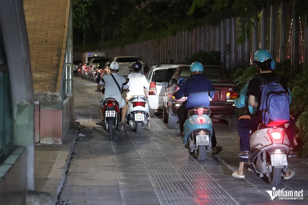 Nửa đêm, người dân về quê ‘né’ tắc đường, cửa ngõ phía Nam Hà Nội kẹt cứng