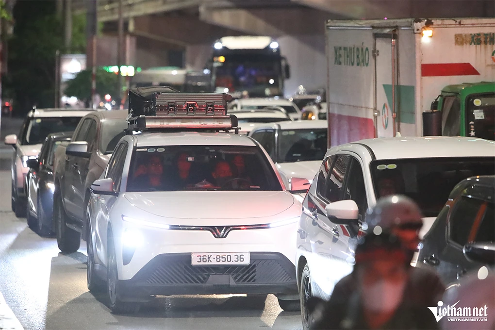 Nửa đêm, người dân về quê ‘né’ tắc đường, cửa ngõ phía Nam Hà Nội kẹt cứng