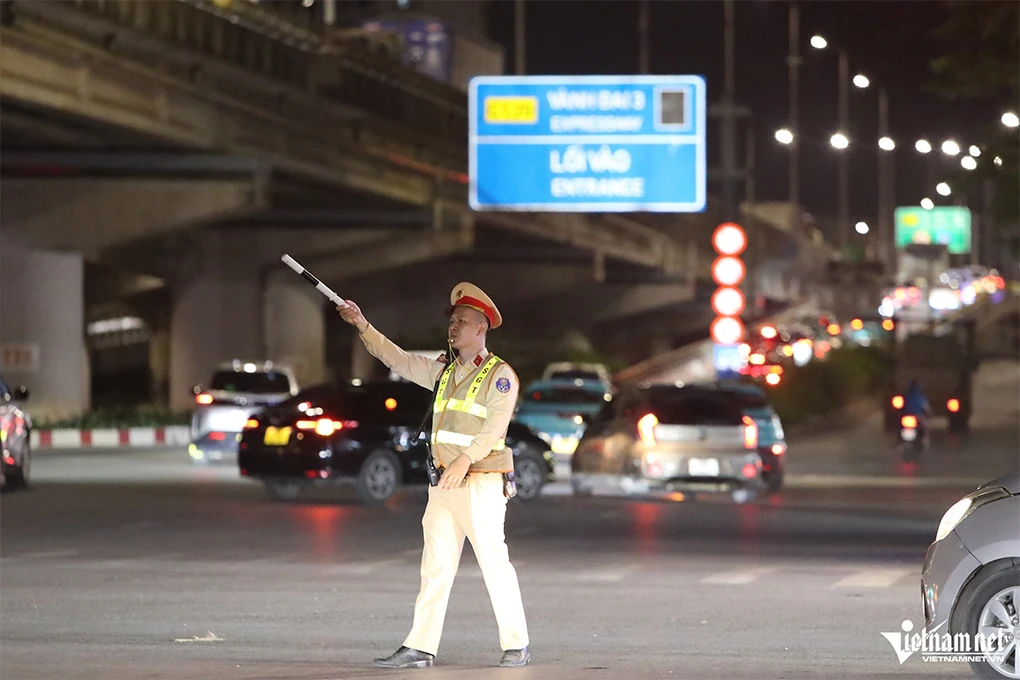 Nửa đêm, người dân về quê ‘né’ tắc đường, cửa ngõ phía Nam Hà Nội kẹt cứng