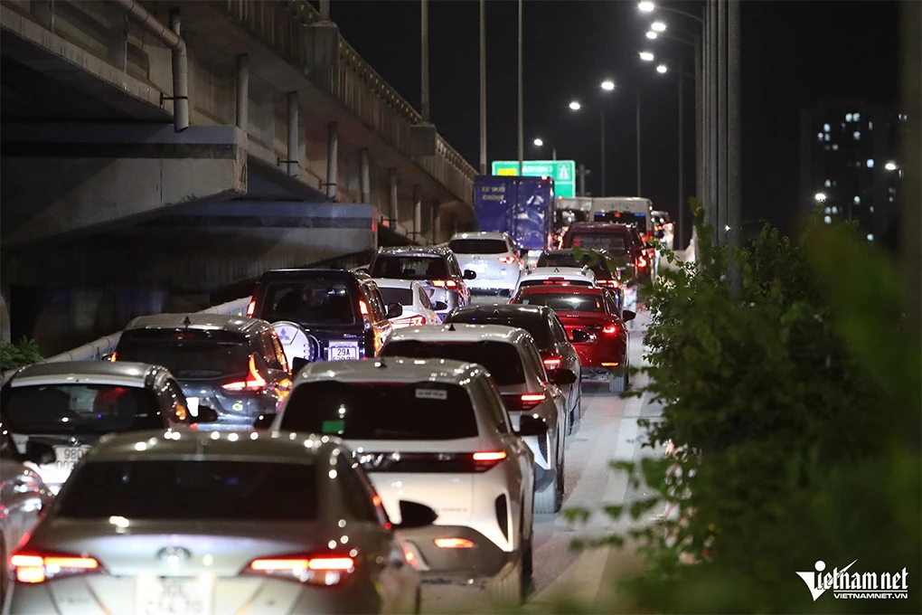 Nửa đêm, người dân về quê ‘né’ tắc đường, cửa ngõ phía Nam Hà Nội kẹt cứng