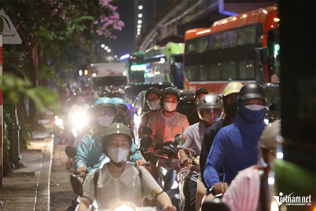 Nửa đêm, người dân về quê ‘né’ tắc đường, cửa ngõ phía Nam Hà Nội kẹt cứng