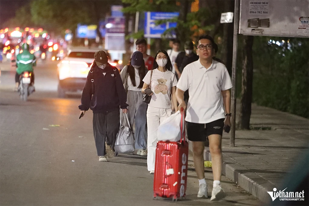 Nửa đêm, người dân về quê ‘né’ tắc đường, cửa ngõ phía Nam Hà Nội kẹt cứng