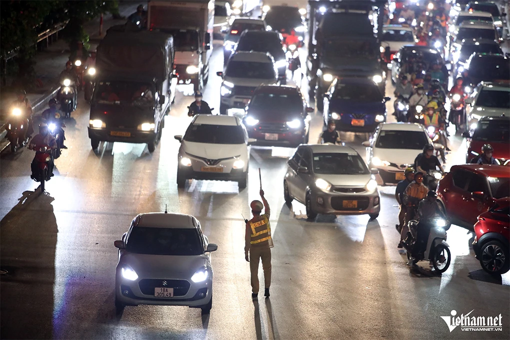 Nửa đêm, người dân về quê ‘né’ tắc đường, cửa ngõ phía Nam Hà Nội kẹt cứng