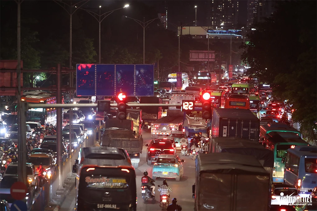 Nửa đêm, người dân về quê ‘né’ tắc đường, cửa ngõ phía Nam Hà Nội kẹt cứng