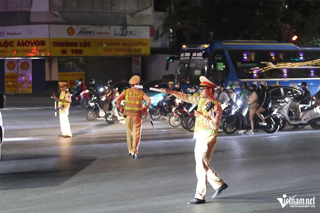 Nửa đêm, người dân về quê ‘né’ tắc đường, cửa ngõ phía Nam Hà Nội kẹt cứng