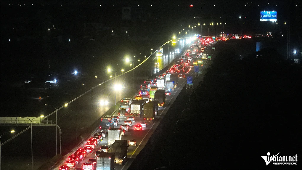 Nửa đêm, người dân về quê ‘né’ tắc đường, cửa ngõ phía Nam Hà Nội kẹt cứng