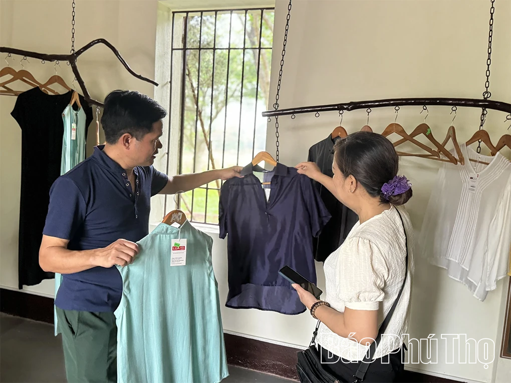 Độc đáo làng nghề ươm tơ, dệt lụa