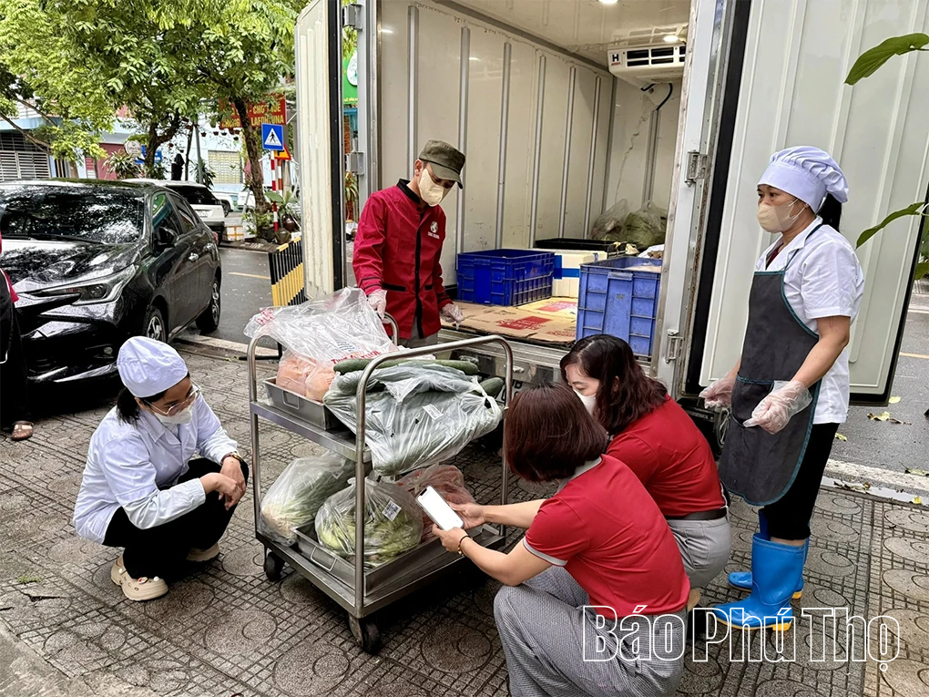 Khi công nghệ QR và camera giám sát “soi sáng” bếp ăn trong trường học