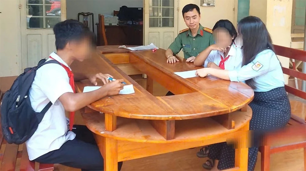 Nam sinh dựng ảnh nhạy cảm bạn học nữ, công an vào cuộc