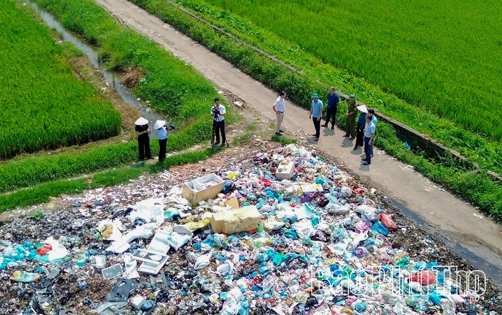 Xã Cẩm Khê kiểm tra, xử lý bãi rác thải sinh hoạt sau phản ánh của báo chí