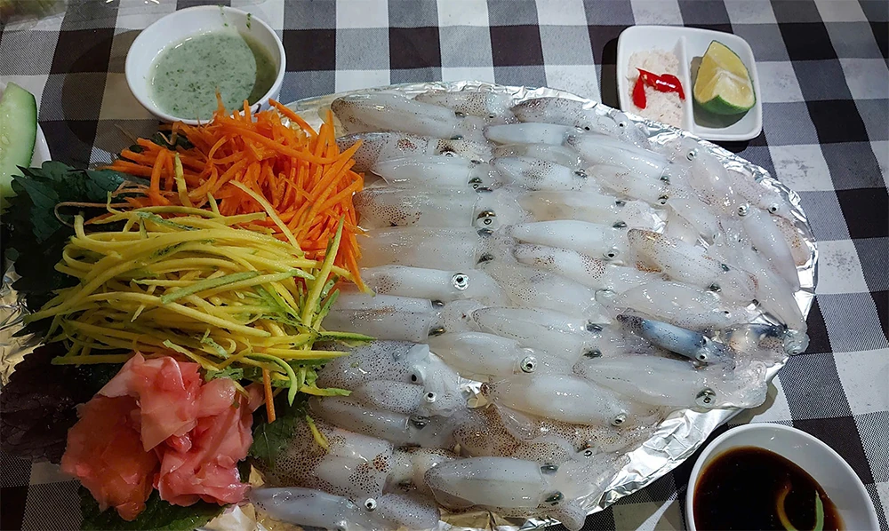 Chợ ven biển Cửa Lò chỉ bán đặc sản top 10 Việt Nam, đêm nào cũng kín khách