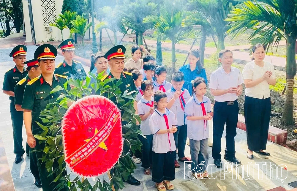 Dâng hương tưởng niệm tại Nghĩa trang liệt sĩ mặt trận Tu Vũ