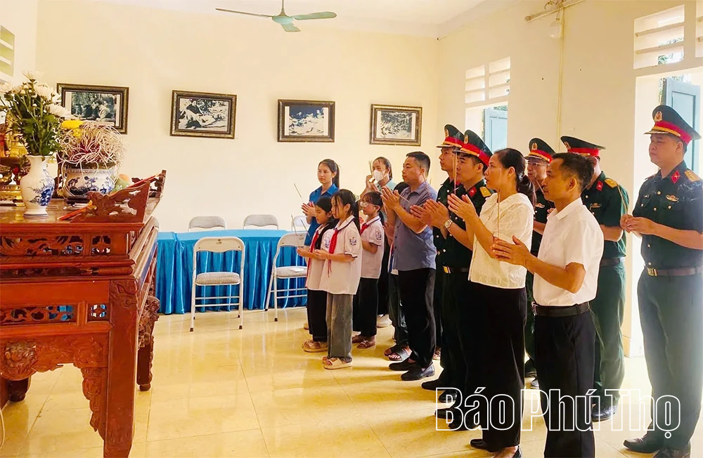 Dâng hương tưởng niệm tại Nghĩa trang liệt sĩ mặt trận Tu Vũ