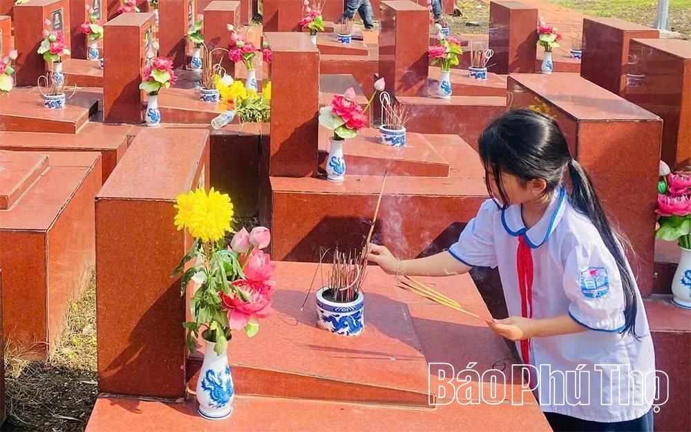 Dâng hương tưởng niệm tại Nghĩa trang liệt sĩ mặt trận Tu Vũ