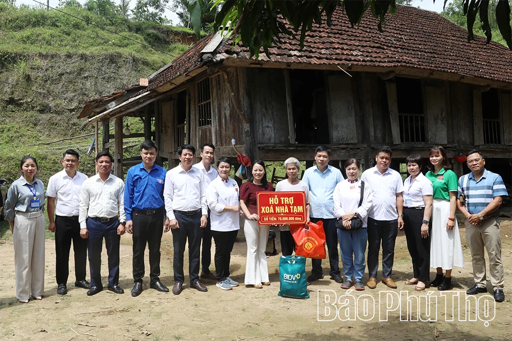Ấm tình “Lộc Tổ Vua Hùng” đến với người dân xã Mường Bi