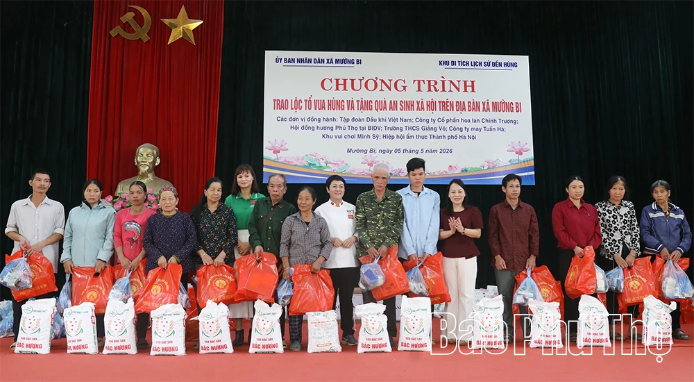 Ấm tình “Lộc Tổ Vua Hùng” đến với người dân xã Mường Bi