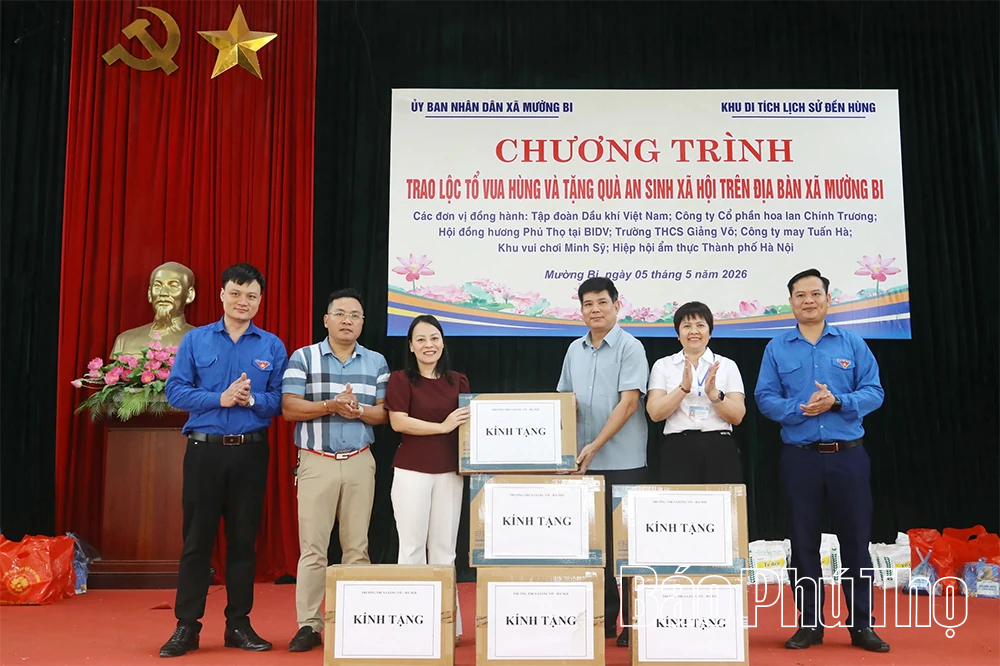 Ấm tình “Lộc Tổ Vua Hùng” đến với người dân xã Mường Bi