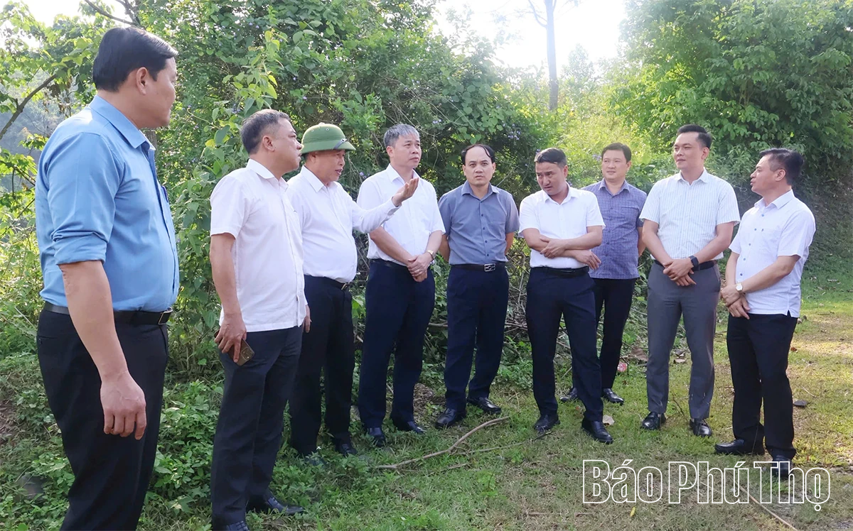 Phó Chủ tịch UBND tỉnh Đinh Công Sứ làm việc với xã Mường Thàng về quy hoạch, bố trí tái định cư vùng sạt lở