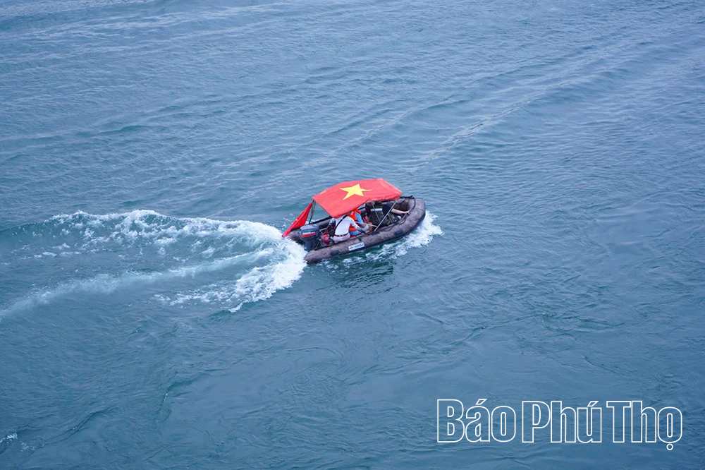 Mãn nhãn màn biểu diễn cano hơi nước tại Lễ cầu ngư