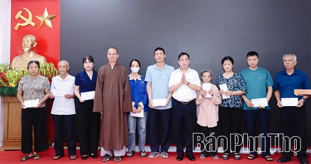 Trao 50 suất quà cho các gia đình hoàn cảnh khó khăn phường Thanh Miếu