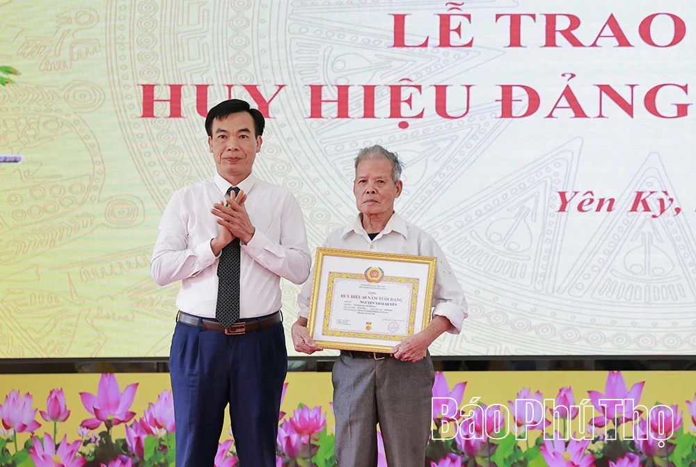 Trao Huy hiệu Đảng cho 21 đảng viên xã Yên Kỳ