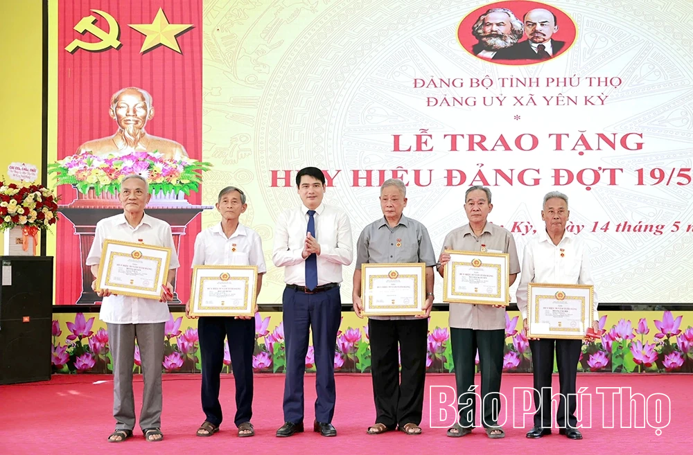 Trao Huy hiệu Đảng cho 21 đảng viên xã Yên Kỳ