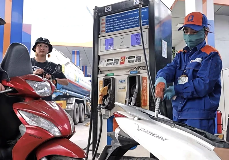 Giá xăng dầu đồng loạt giảm từ chiều nay, RON95-III xuống còn 24.078 đồng mỗi lít