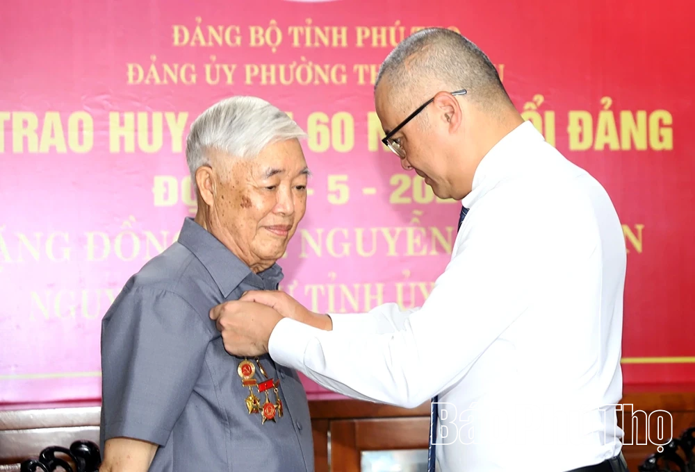Bí thư Tỉnh ủy Phạm Đại Dương trao tặng Huy hiệu Đảng cho các đồng chí nguyên lãnh đạo chủ chốt