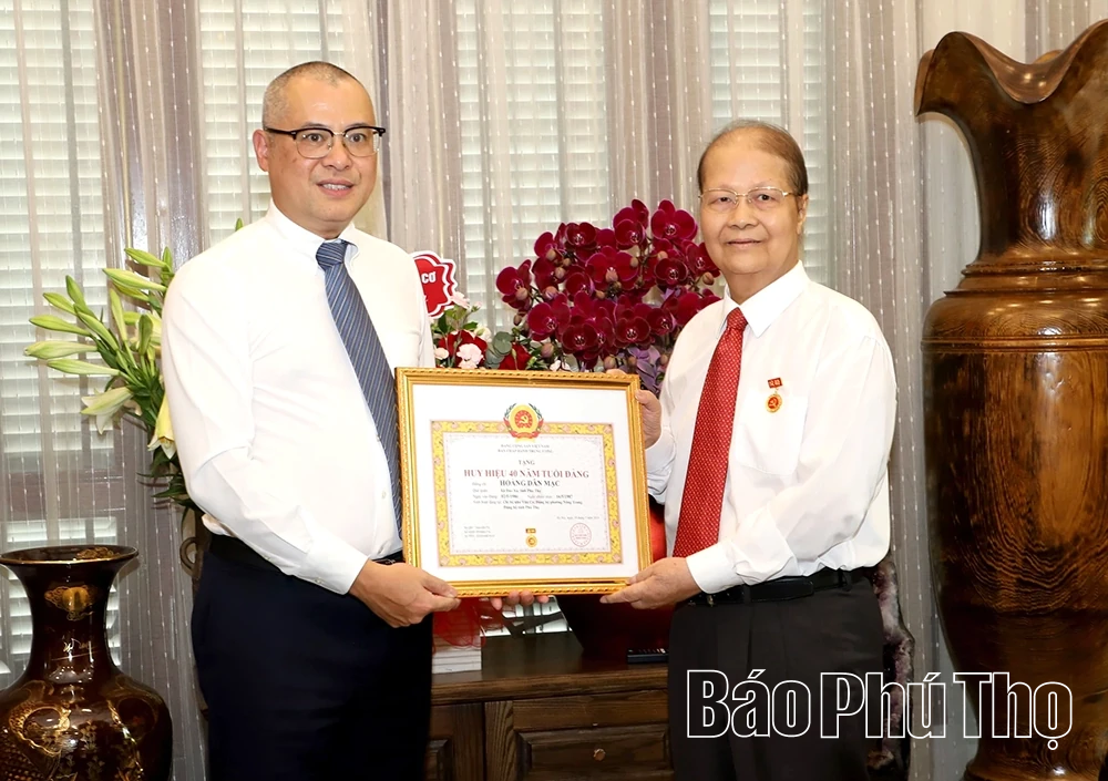 Bí thư Tỉnh ủy Phạm Đại Dương trao tặng Huy hiệu Đảng cho các đồng chí nguyên lãnh đạo chủ chốt