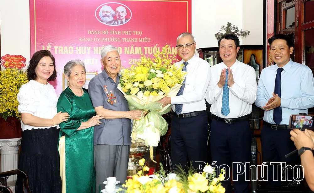 Bí thư Tỉnh ủy Phạm Đại Dương trao tặng Huy hiệu Đảng cho các đồng chí nguyên lãnh đạo chủ chốt