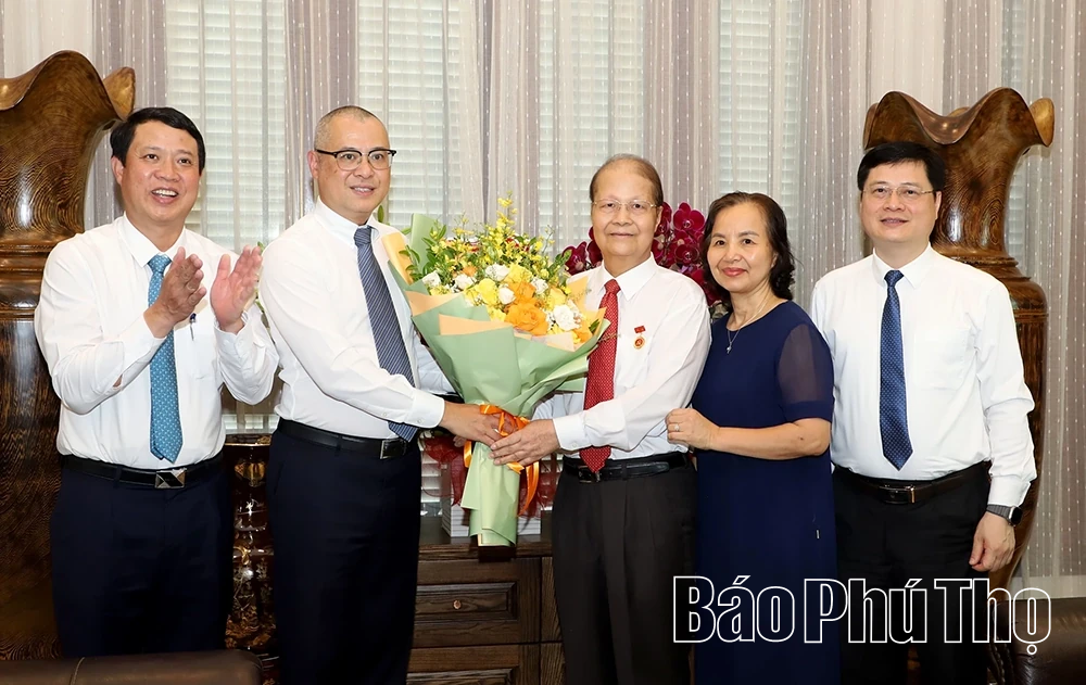 Bí thư Tỉnh ủy Phạm Đại Dương trao tặng Huy hiệu Đảng cho các đồng chí nguyên lãnh đạo chủ chốt