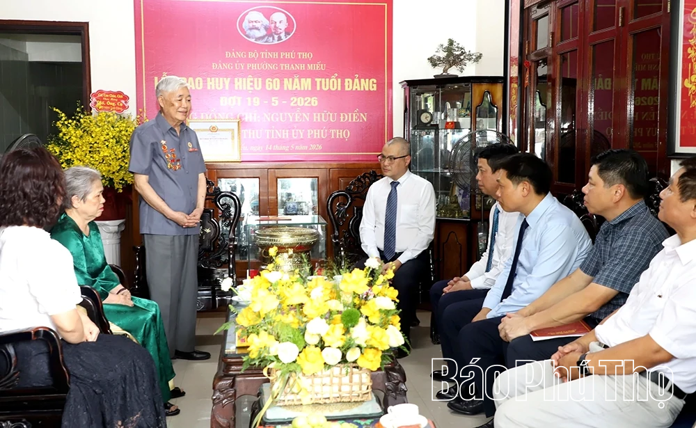 Bí thư Tỉnh ủy Phạm Đại Dương trao tặng Huy hiệu Đảng cho các đồng chí nguyên lãnh đạo chủ chốt