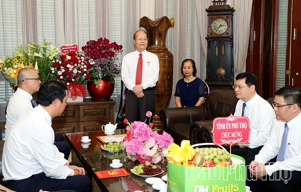 Bí thư Tỉnh ủy Phạm Đại Dương trao tặng Huy hiệu Đảng cho các đồng chí nguyên lãnh đạo chủ chốt