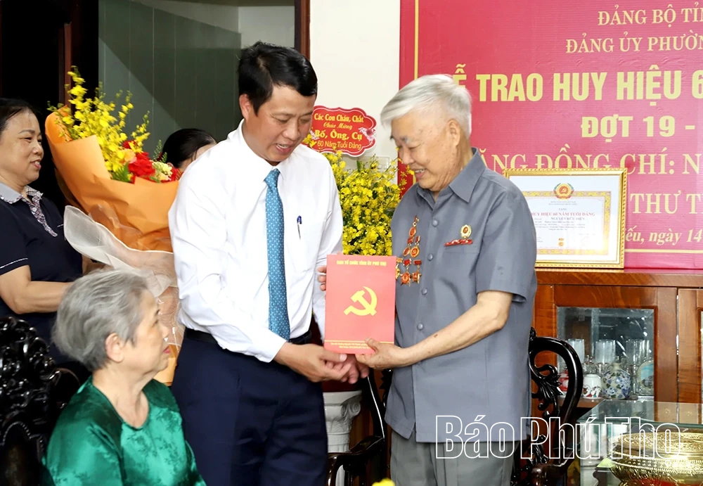 Bí thư Tỉnh ủy Phạm Đại Dương trao tặng Huy hiệu Đảng cho các đồng chí nguyên lãnh đạo chủ chốt