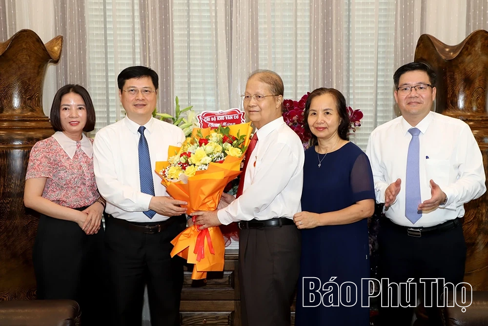 Bí thư Tỉnh ủy Phạm Đại Dương trao tặng Huy hiệu Đảng cho các đồng chí nguyên lãnh đạo chủ chốt