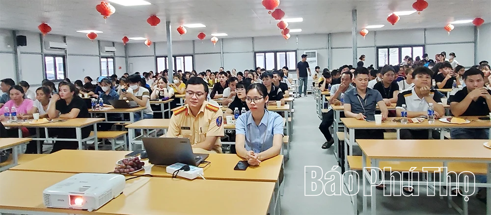 Trang bị kiến thức an toàn giao thông cho công nhân lao động