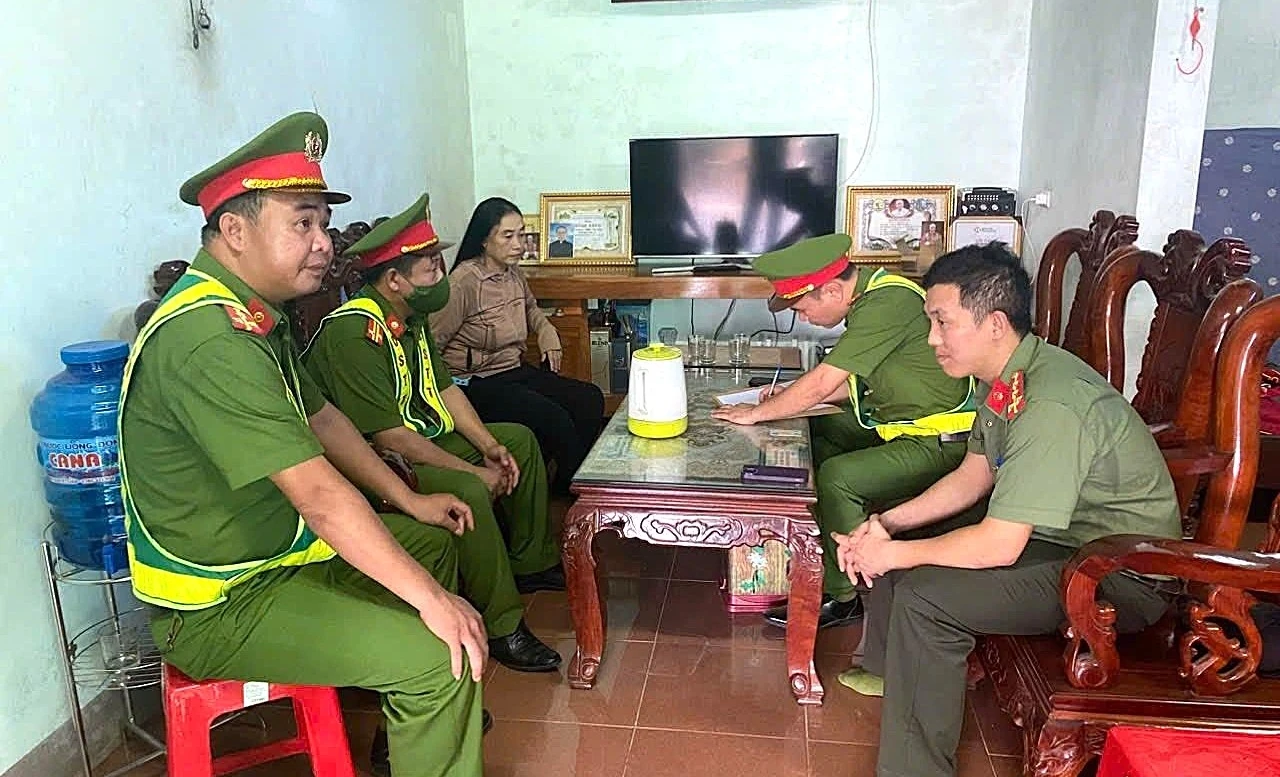 Công an đã làm việc với người phụ nữ dùng cào phơi lúa đâm vào cabin xe tải