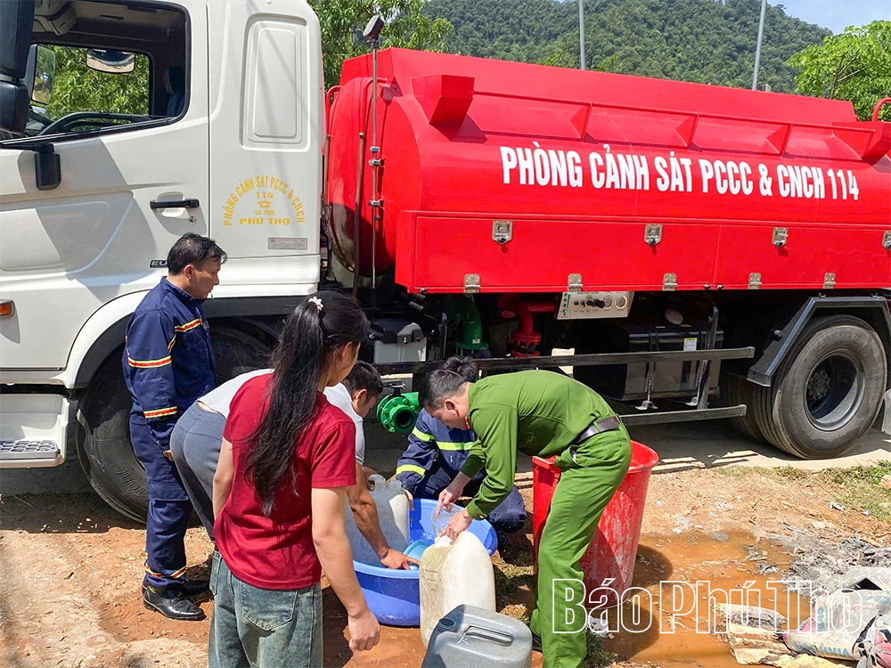 Những người lính cứu hỏa và hành trình đưa nước lên miền đá khát