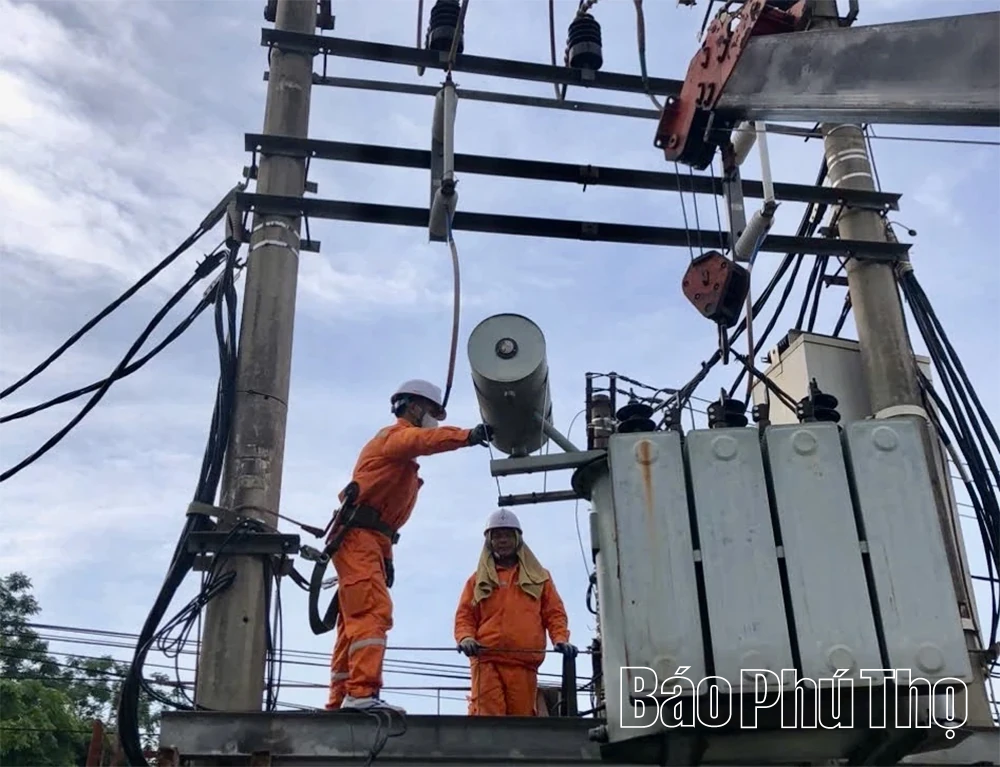 Điện lực Lập Thạch khẩn trương khắc phục sự cố máy biến áp Hợp Lý 2