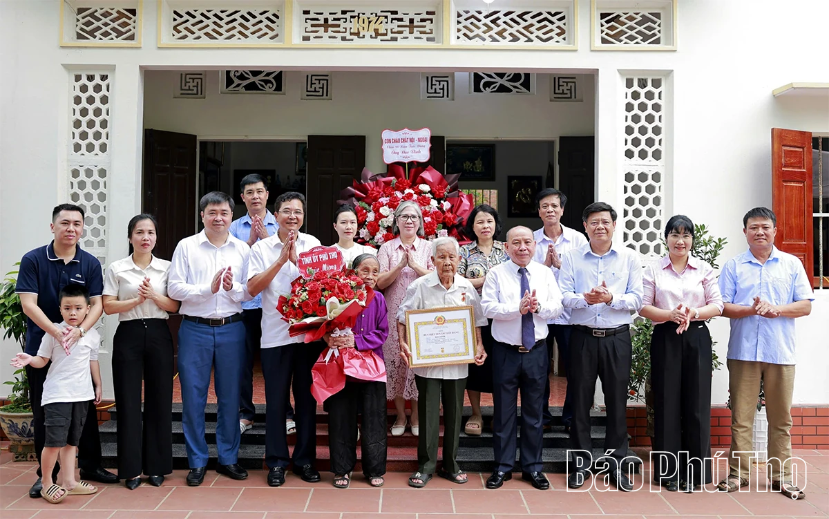 Trao Huy hiệu 80 năm tuổi Đảng tặng đảng viên Đào Vĩnh