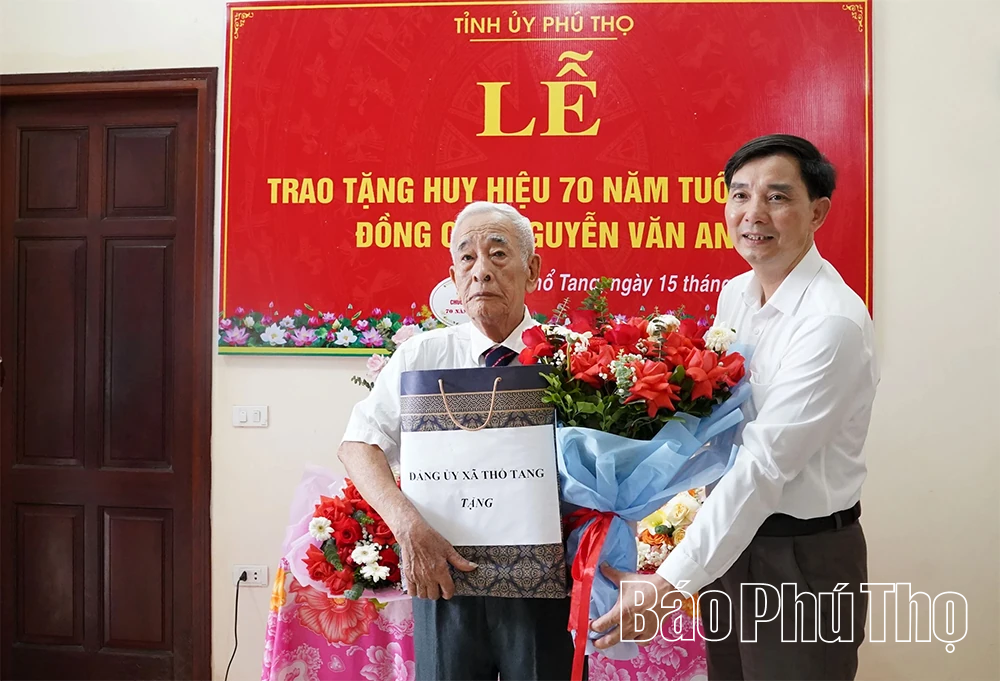 Trao Huy hiệu 70 năm tuổi Đảng cho đảng viên lão thành xã Thổ Tang