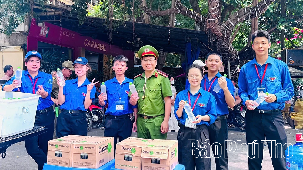 Công an phường Xuân Hòa lan tỏa hình ảnh đẹp giữa mùa thi